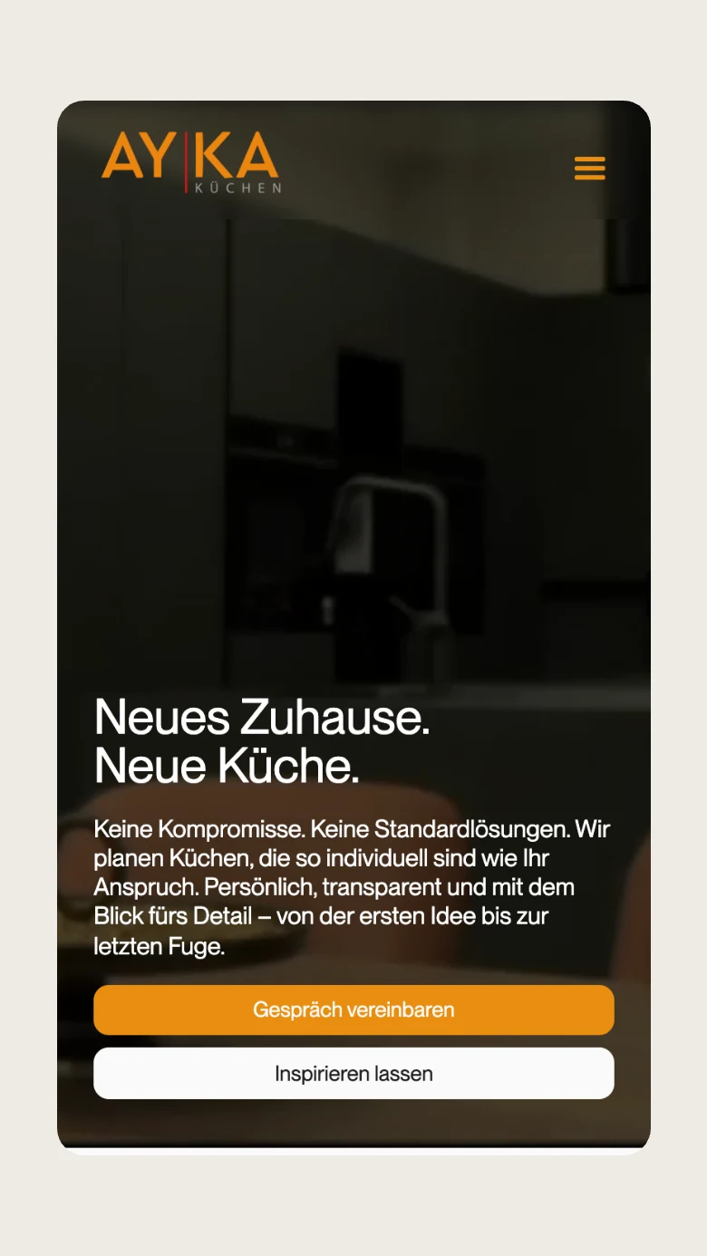 Startseite auf dem Smartphone mit dunklem Küchenbild und Titel