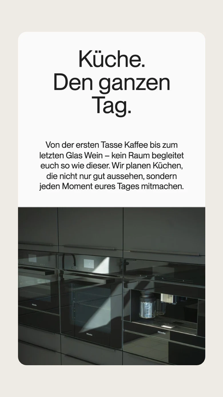 Einleitung „Küche. Den ganzen Tag.“ auf dem Smartphone über schwarzen Einbaugeräten